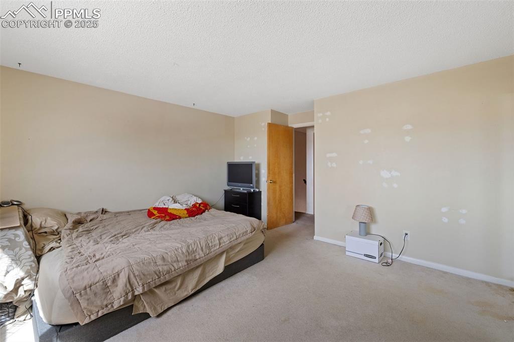 Image 10 of 18: Bedroom