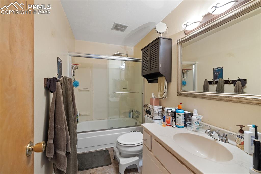 Image 11 of 18: Bathroom