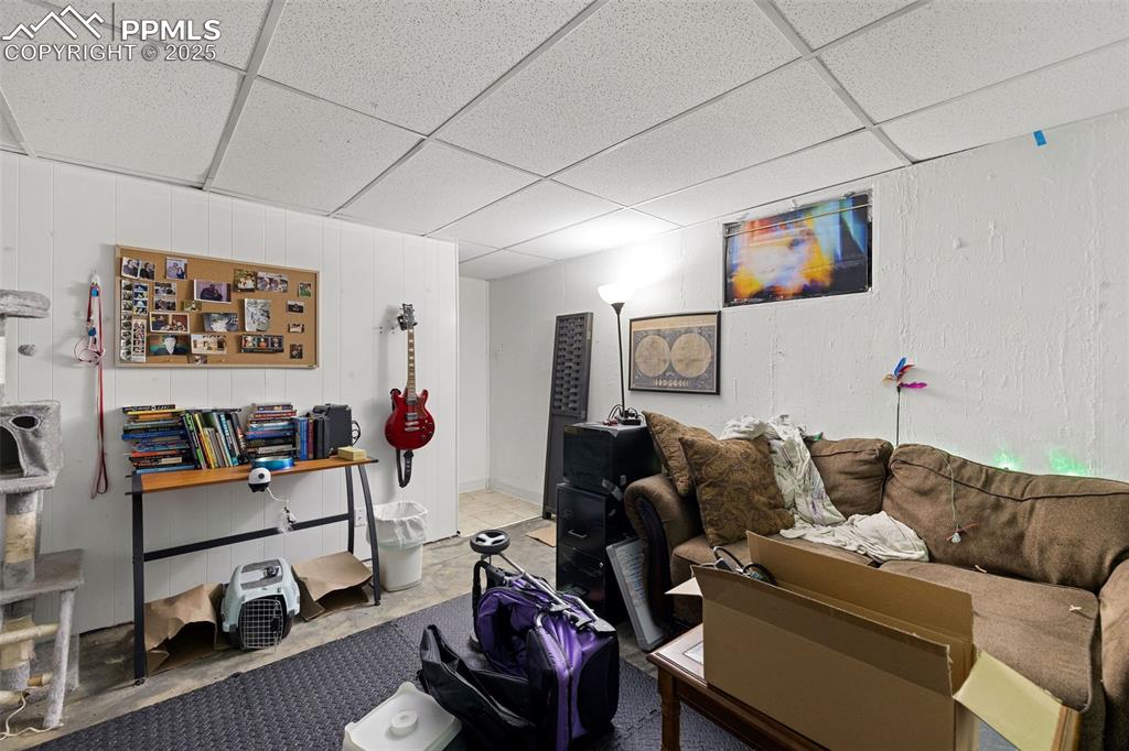 Image 14 of 18: Living Room