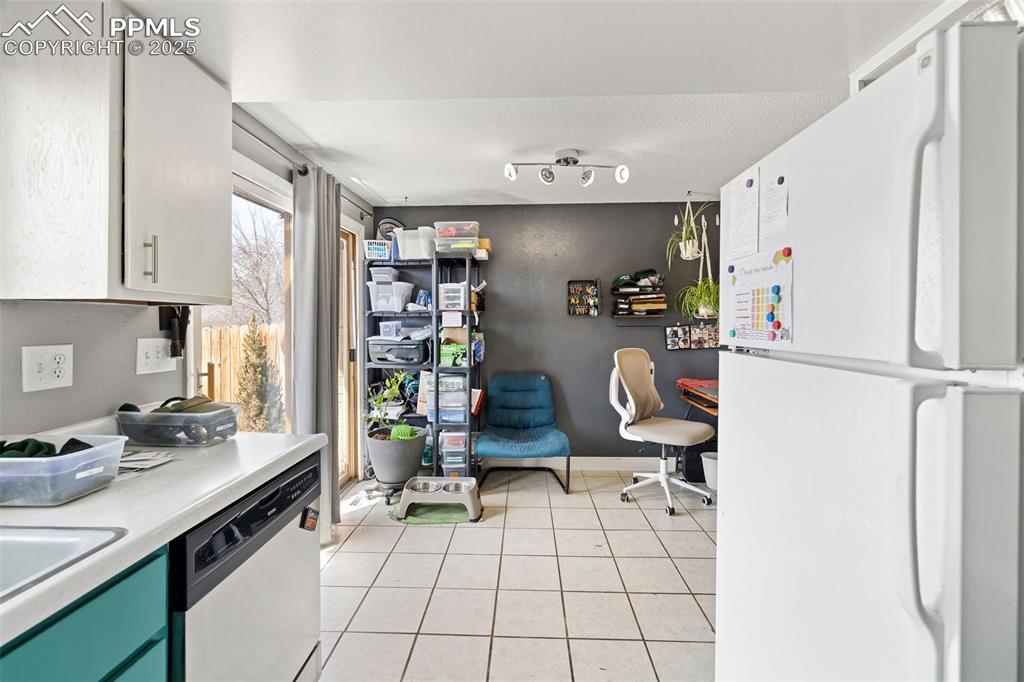 Image 6 of 18: Kitchen