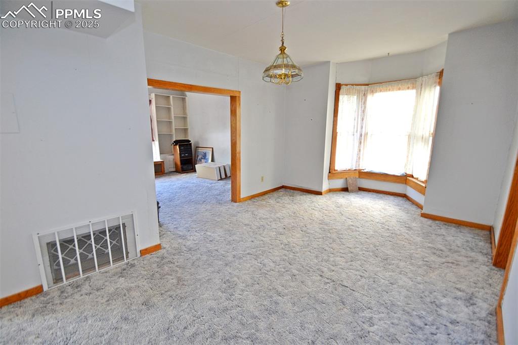 Image 10 of 41: Dining Room