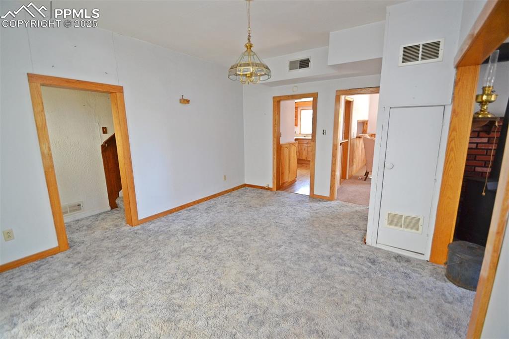 Image 11 of 41: Dining Room