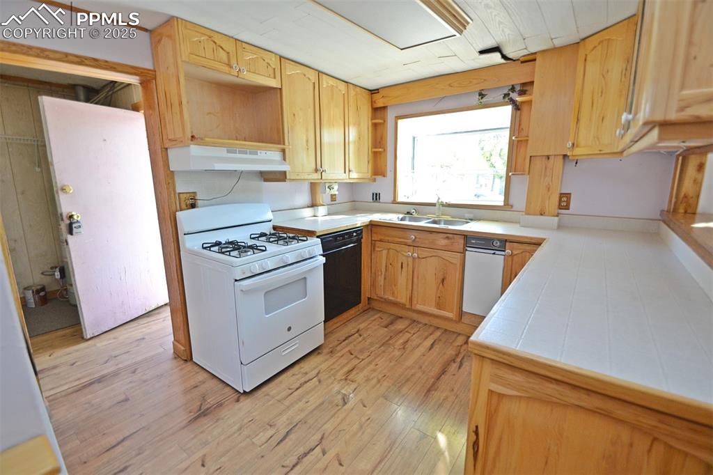 Image 12 of 41: Kitchen