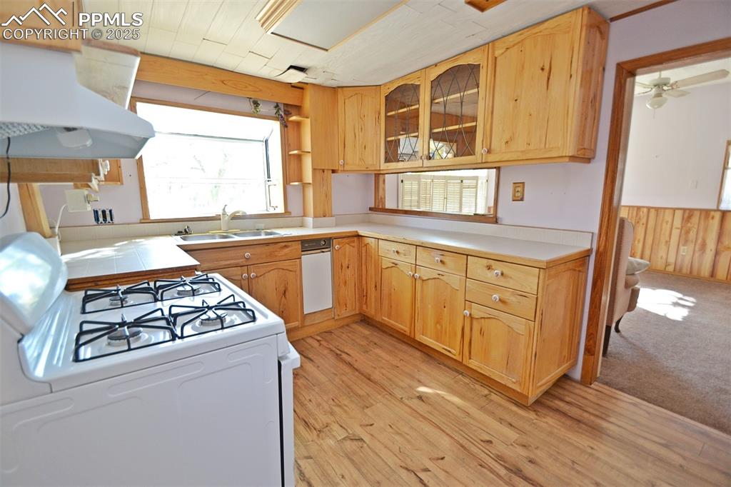 Image 13 of 41: Kitchen