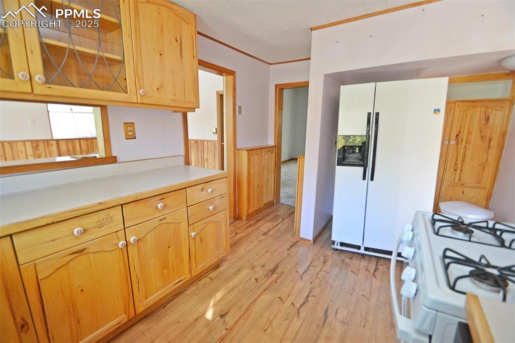 Image 14 of 41: Kitchen