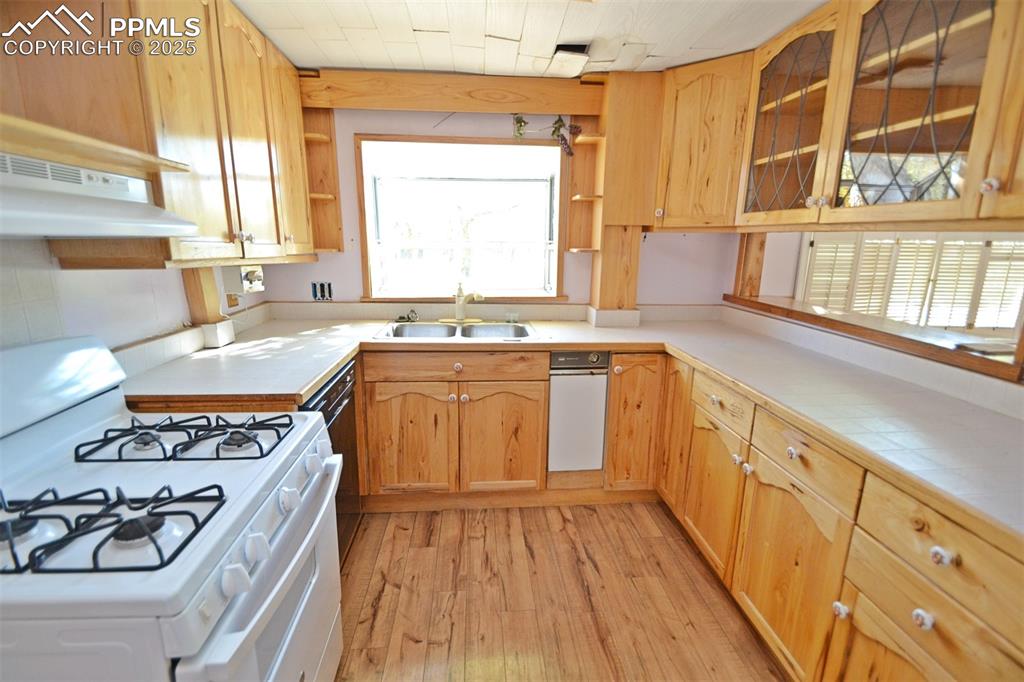 Image 15 of 41: Kitchen