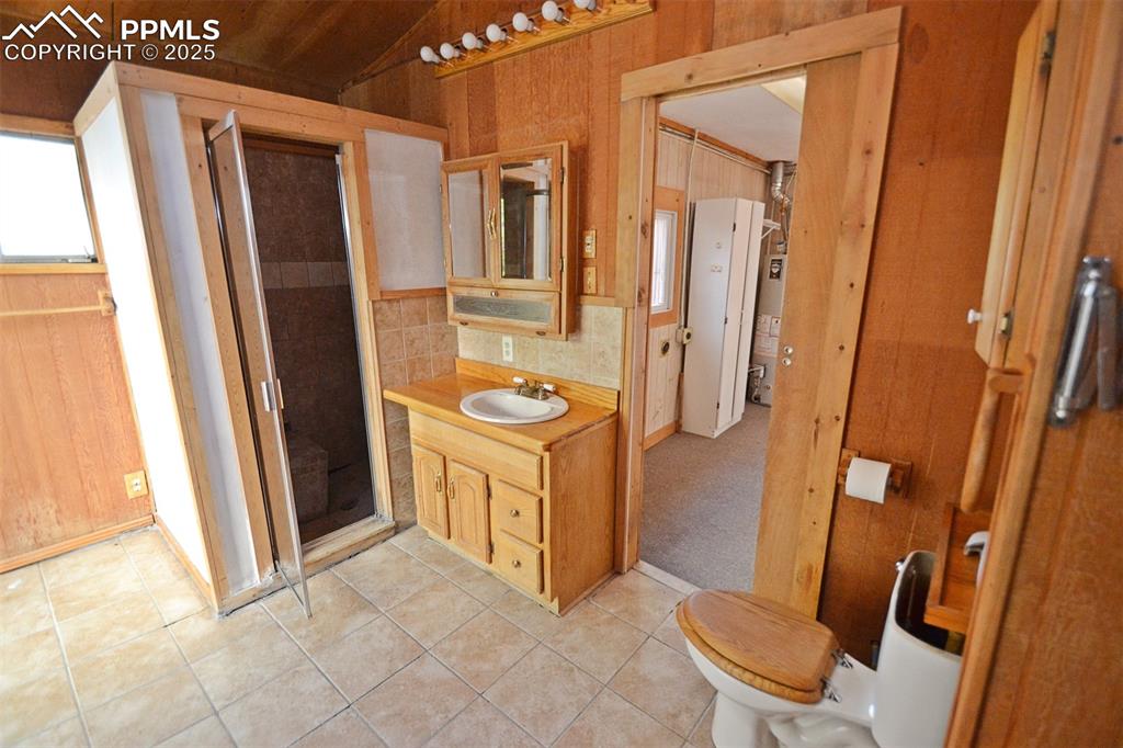 Image 20 of 41: Bathroom