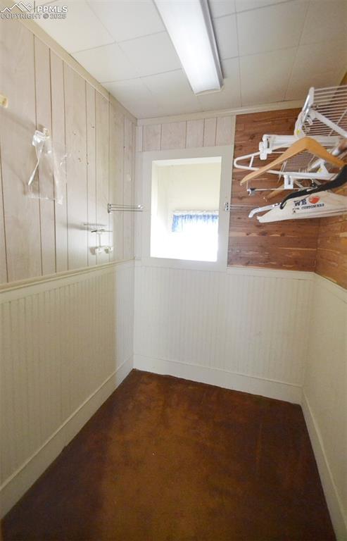 Image 25 of 41: Closet