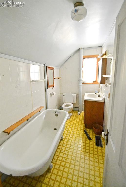 Image 26 of 41: Bathroom