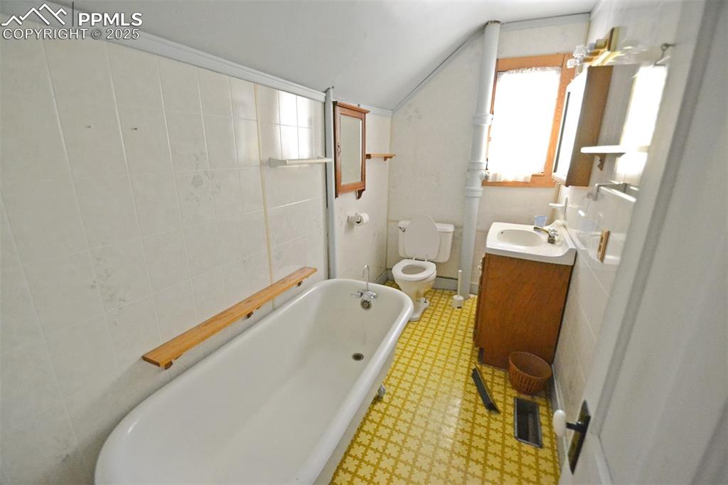 Image 27 of 41: Bathroom