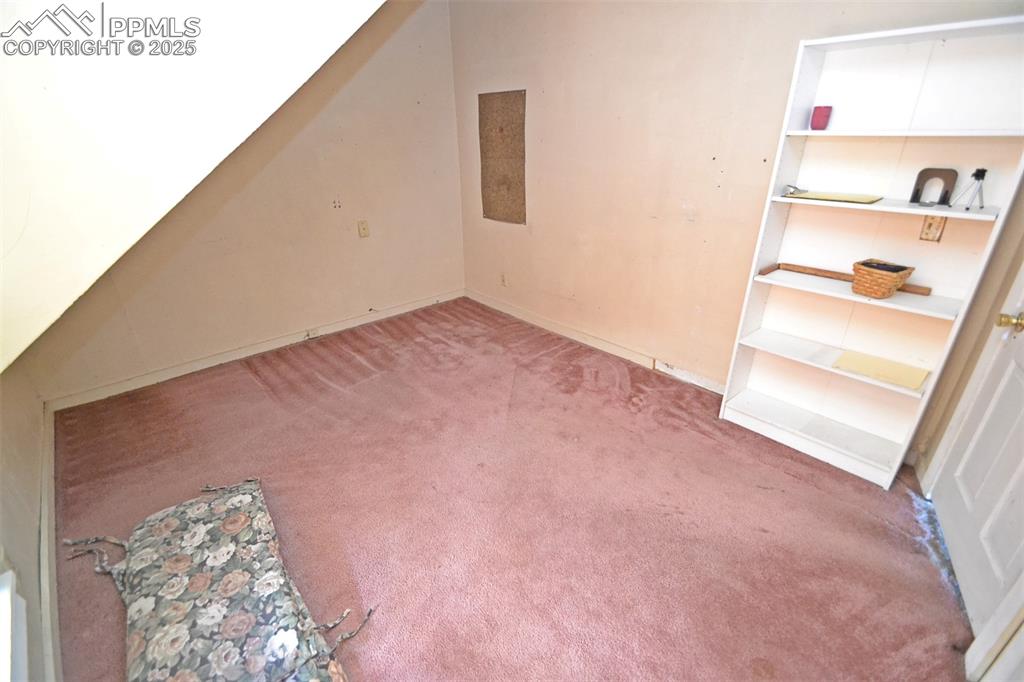 Image 29 of 41: Bedroom