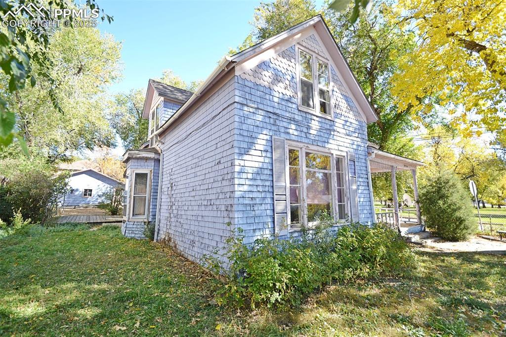 Image 3 of 41: Side of Structure