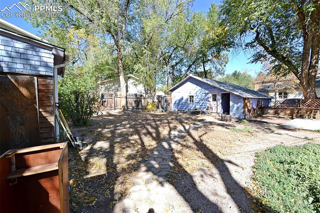 Image 40 of 41: Yard