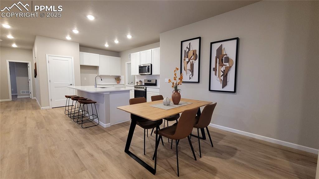 Image 14 of 33: Dining Area