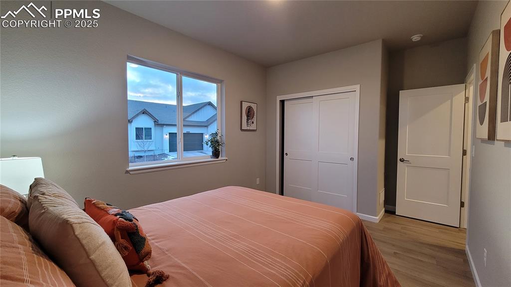 Image 25 of 33: Bedroom