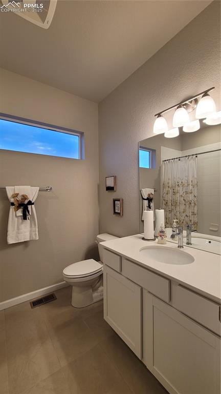 Image 28 of 33: Bathroom