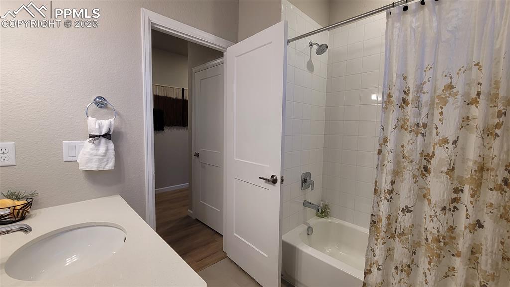 Image 29 of 33: Bathroom