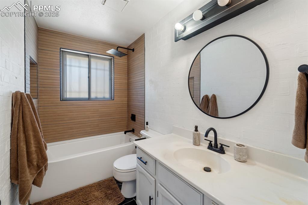 Image 15 of 44: Bathroom