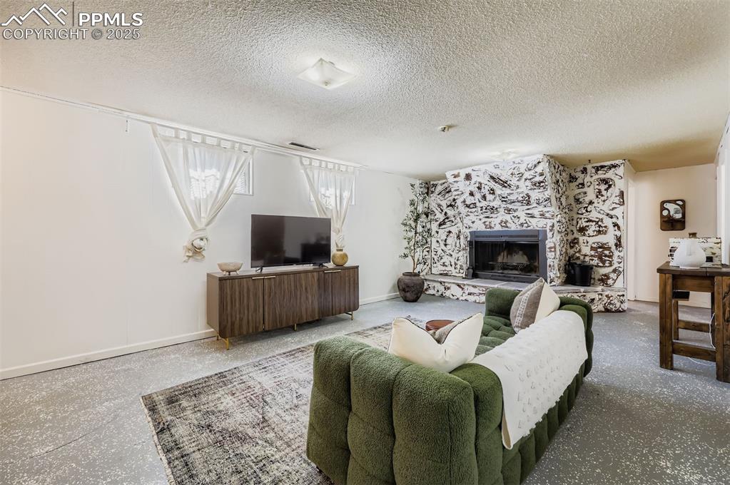 Image 19 of 44: Living Room