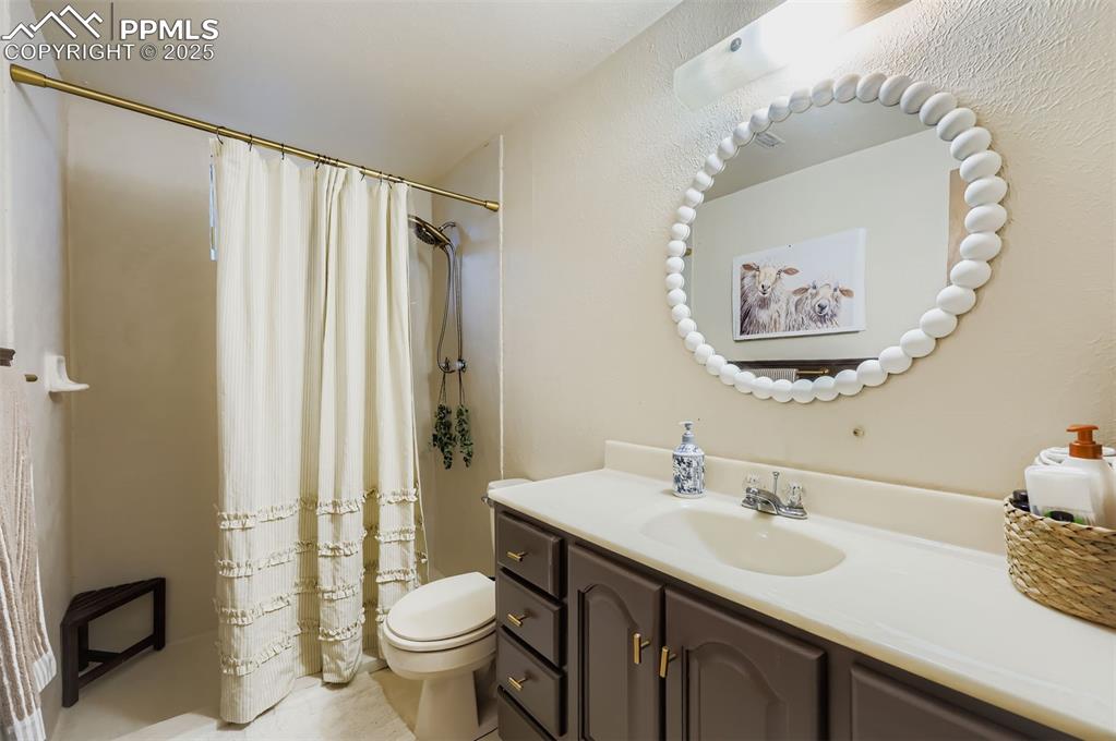 Image 29 of 44: Bathroom