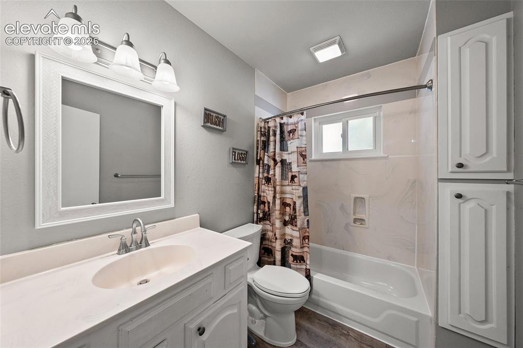 Image 13 of 33: Bathroom