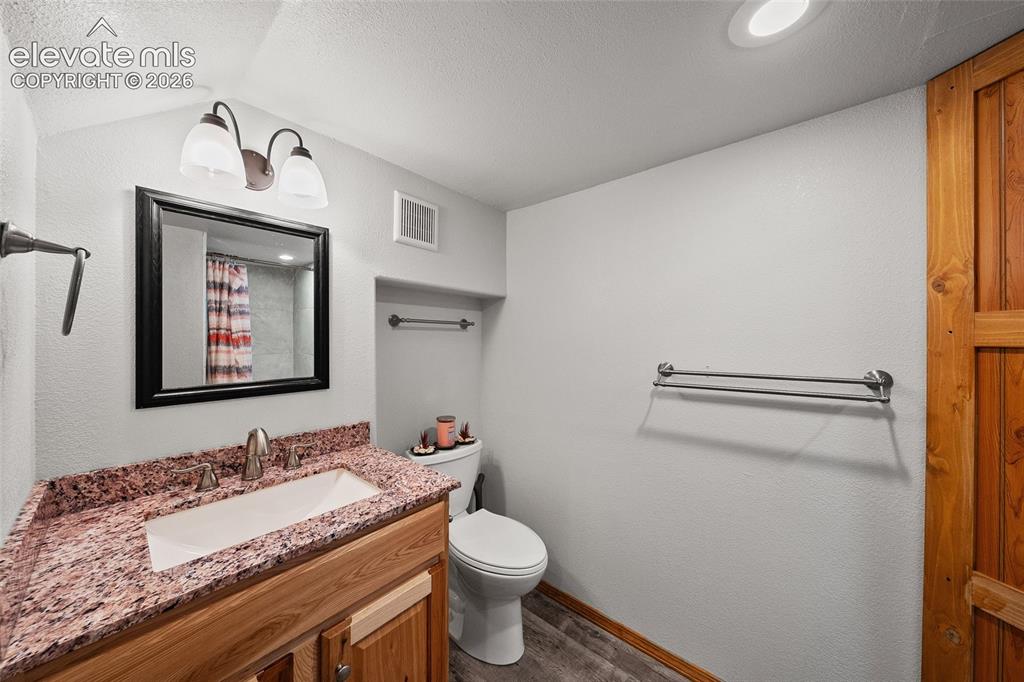 Image 16 of 33: Bathroom
