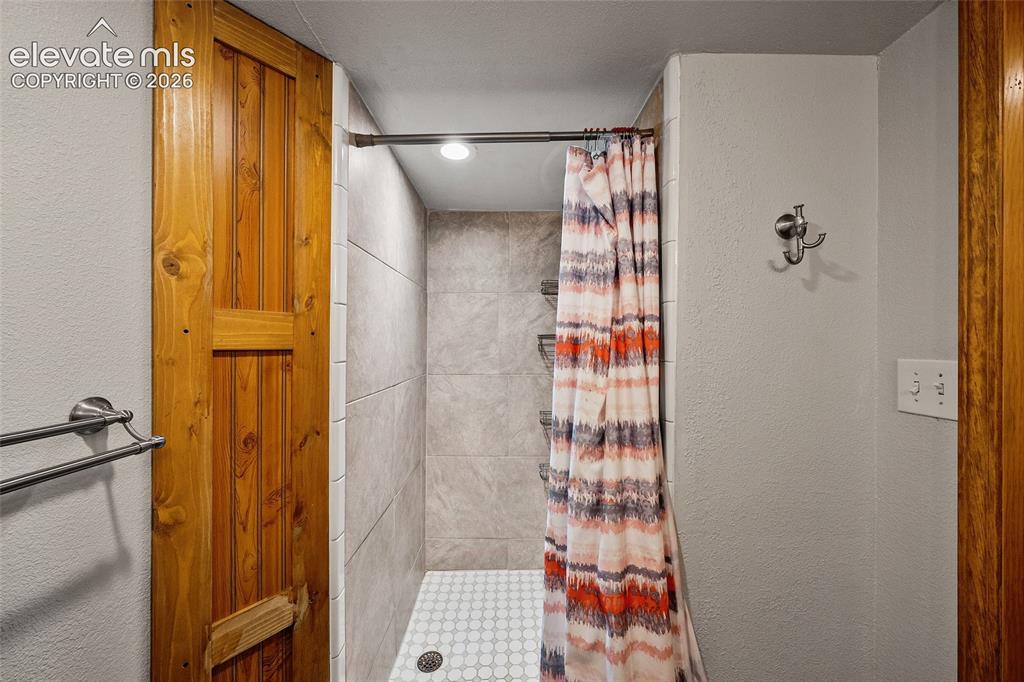 Image 17 of 33: Bathroom