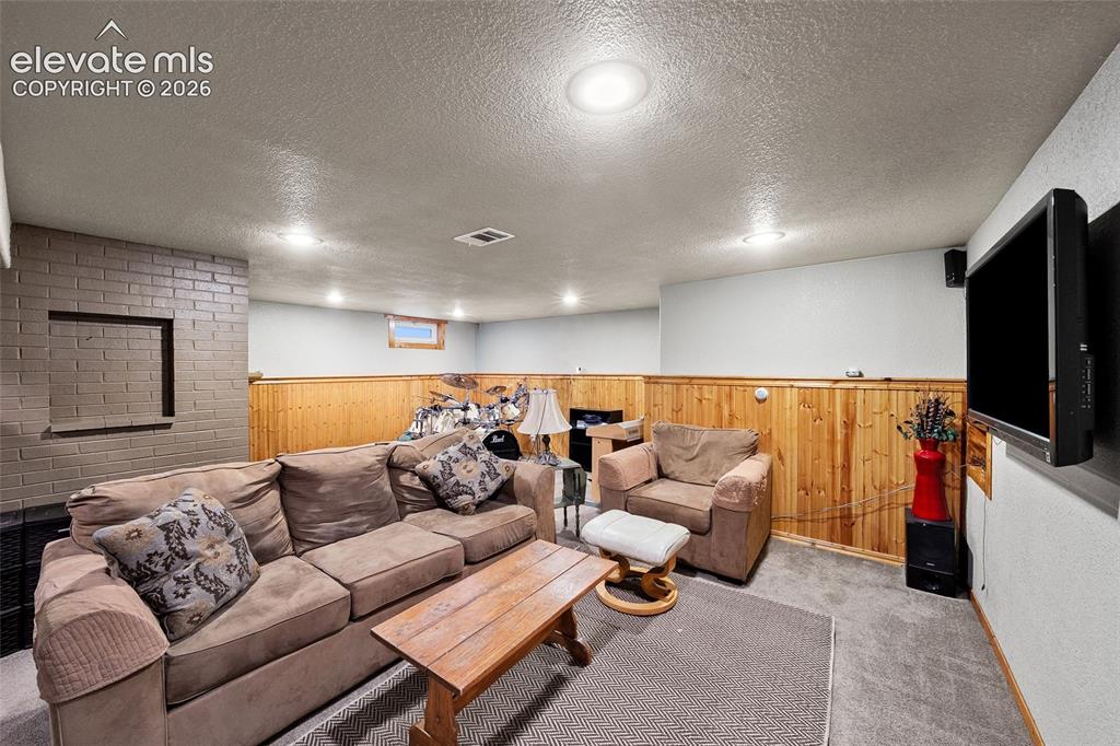 Image 19 of 33: Living Room