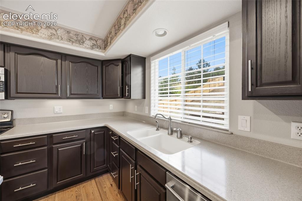 Image 14 of 42: Kitchen