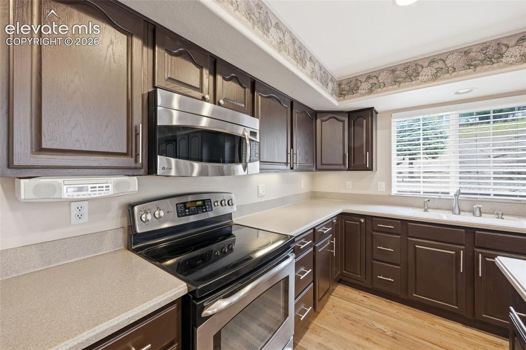 Image 15 of 42: Kitchen
