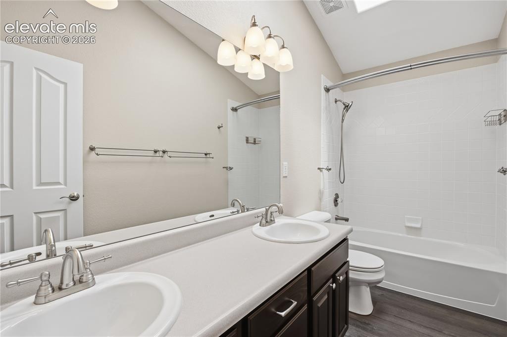 Image 33 of 42: Bathroom