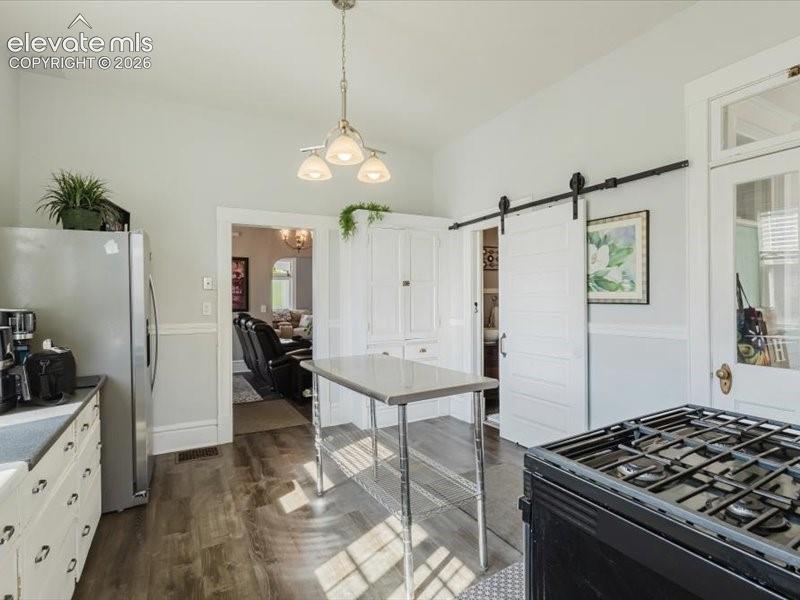 Image 13 of 44: Kitchen
