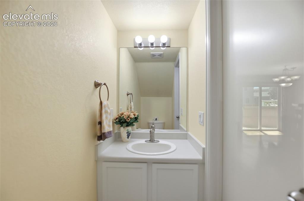Image 19 of 48: Bathroom