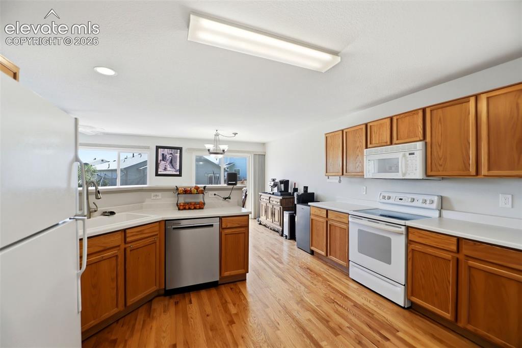 Image 9 of 48: Kitchen