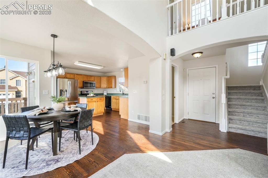 Image 11 of 47: Dining Area