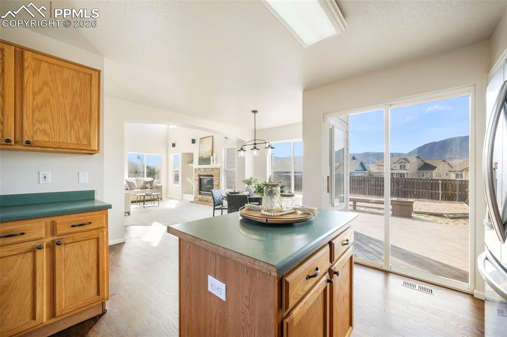 Image 15 of 47: Kitchen