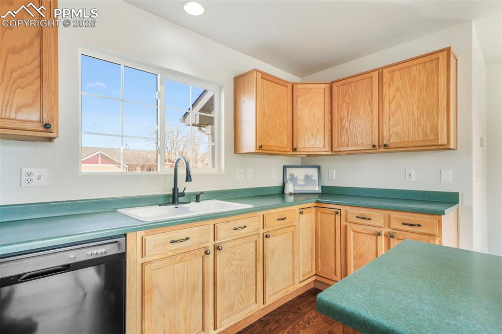 Image 16 of 47: Kitchen