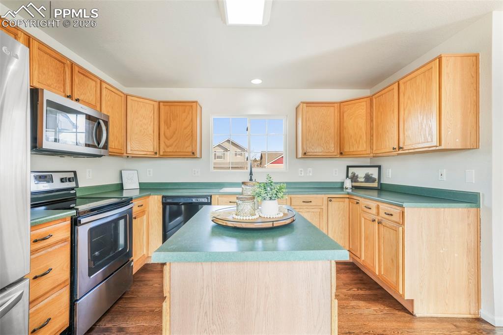 Image 17 of 47: Kitchen