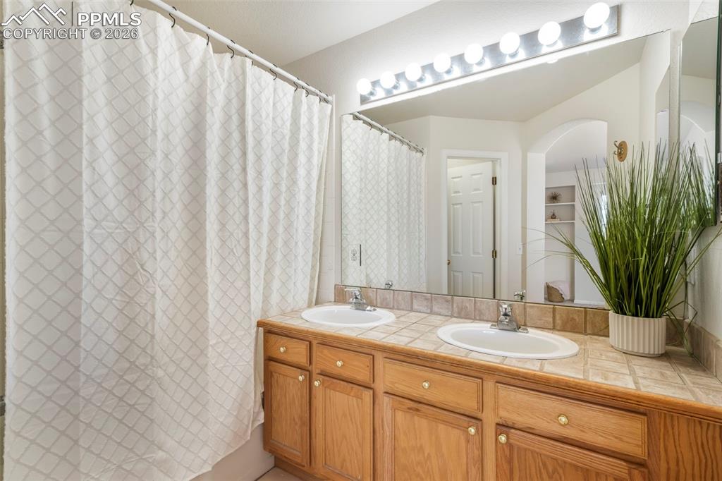 Image 27 of 47: Bathroom