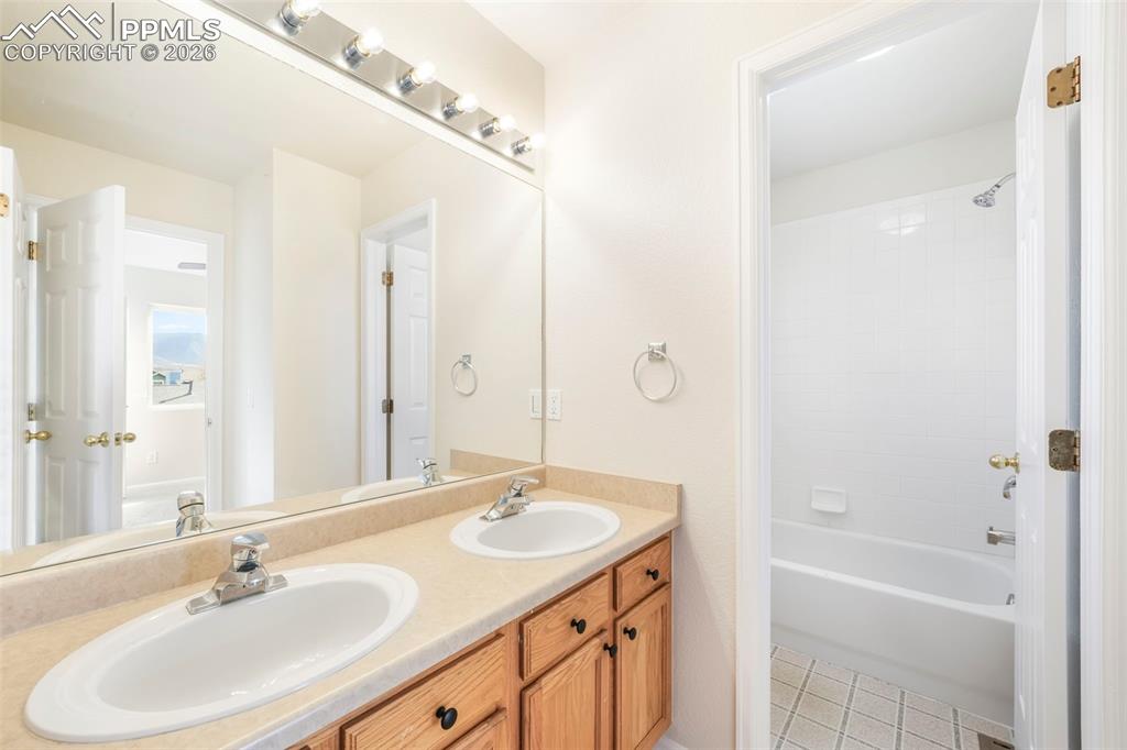 Image 33 of 47: Bathroom