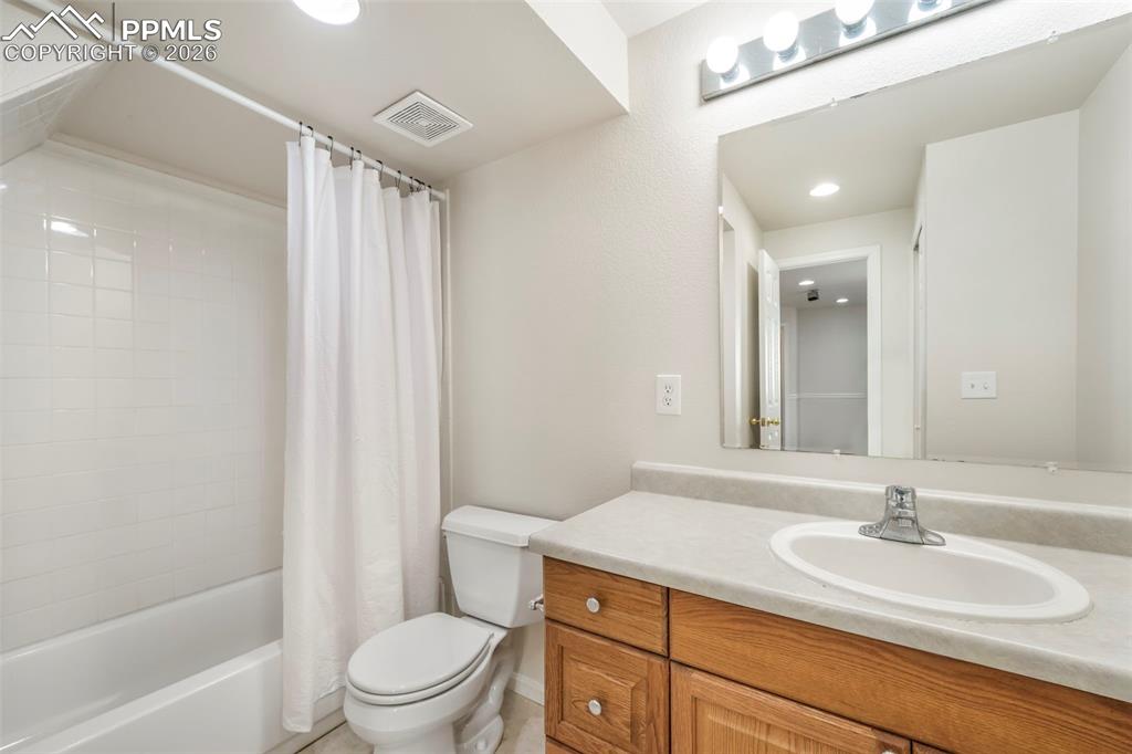 Image 39 of 47: Bathroom