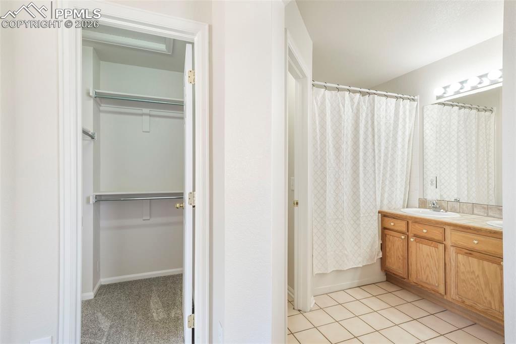 Image 40 of 47: Bathroom