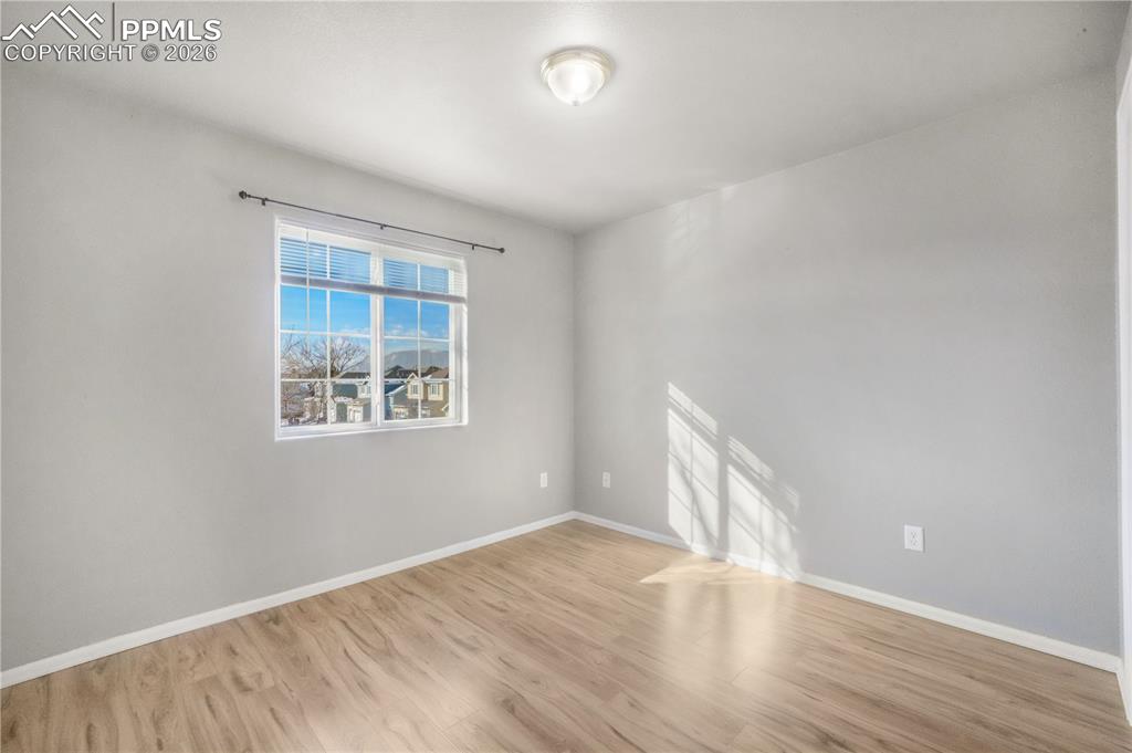 Image 33 of 50: Bedroom