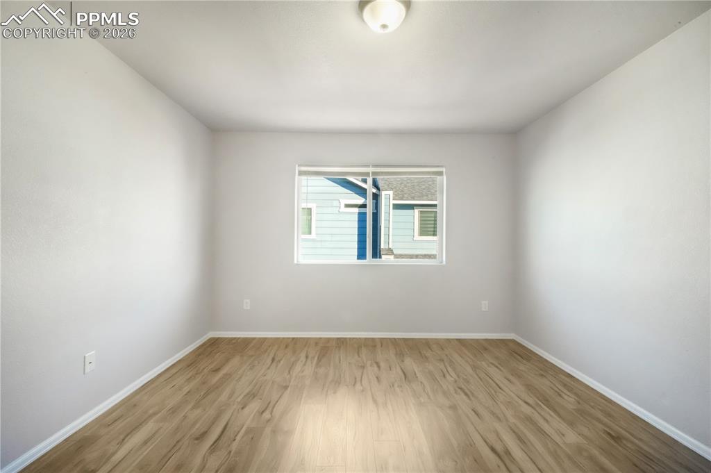 Image 34 of 50: Bedroom