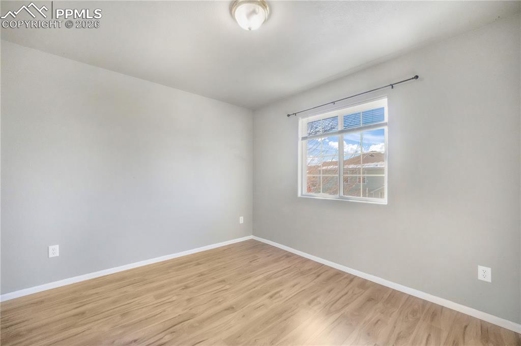 Image 35 of 50: Bedroom