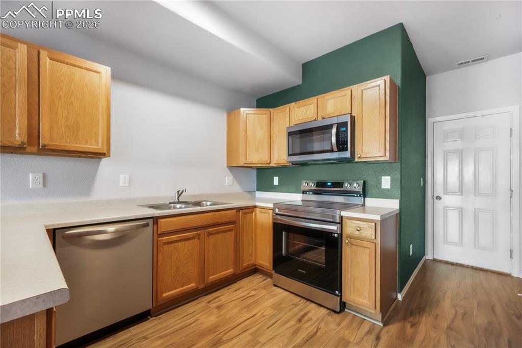 Image 4 of 50: Kitchen