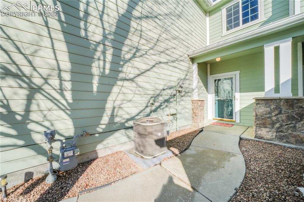 Image 40 of 50: Entry