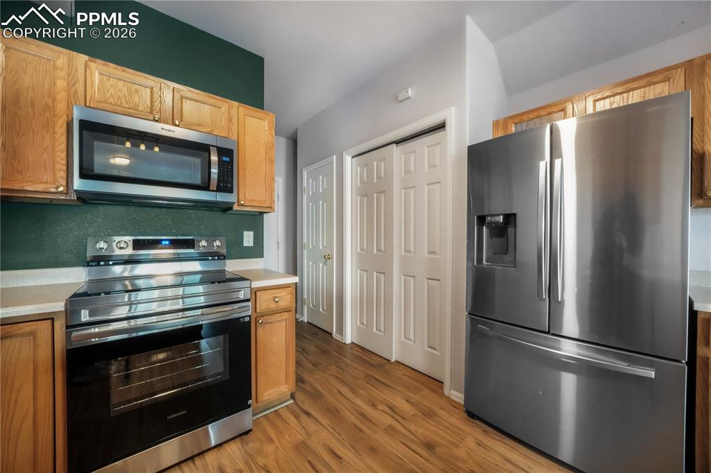 Image 5 of 50: Kitchen