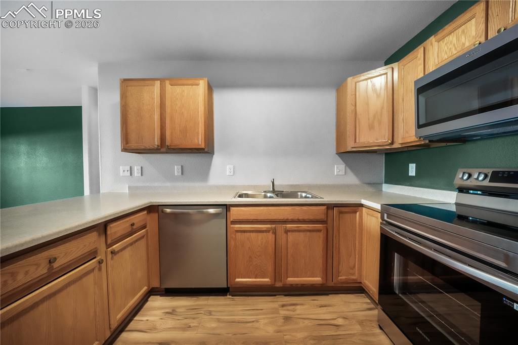 Image 6 of 50: Kitchen