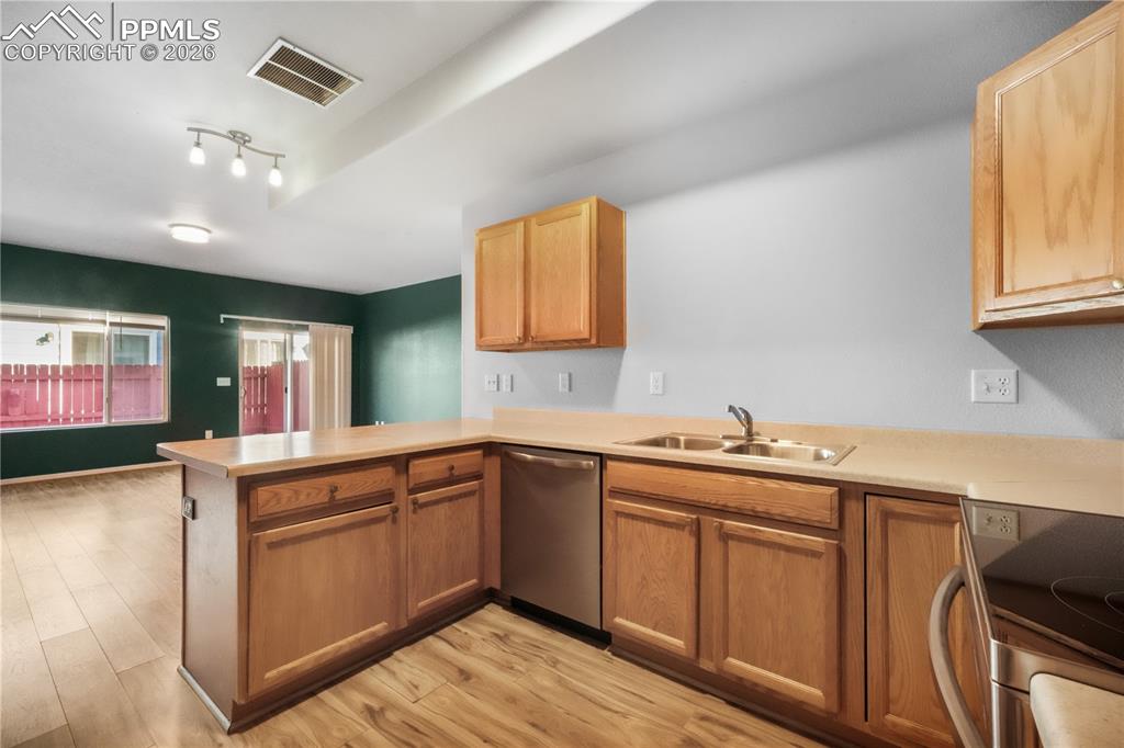 Image 7 of 50: Kitchen